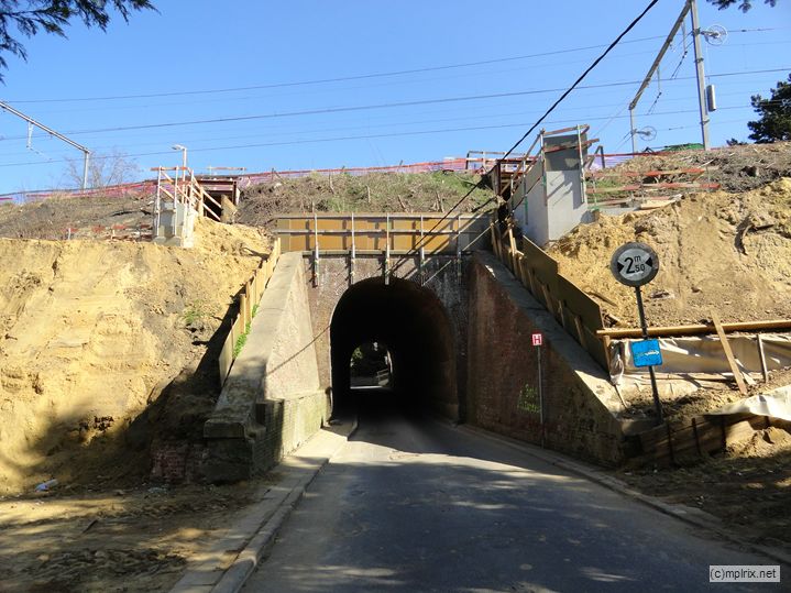 DSC01952 .JPG - Les parois gauche et droite du nouveau tunnel sortent de terre côté rue de Limal